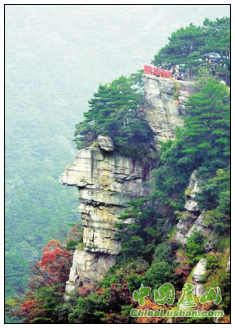 庐山锦绣谷中的险峰石崖酷似巨人头像
